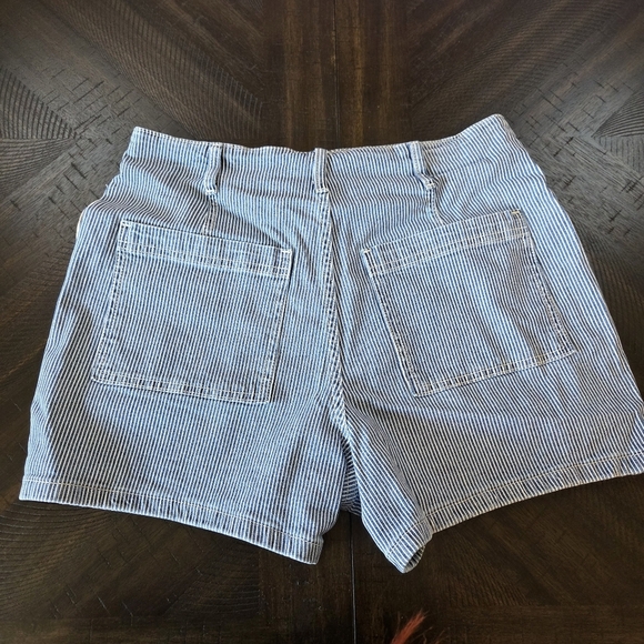 ‼️3/$30‼️ High-Rise Pinstripe Jean Shorts Women's Size 10 High Rise New - Picture 8 of 10